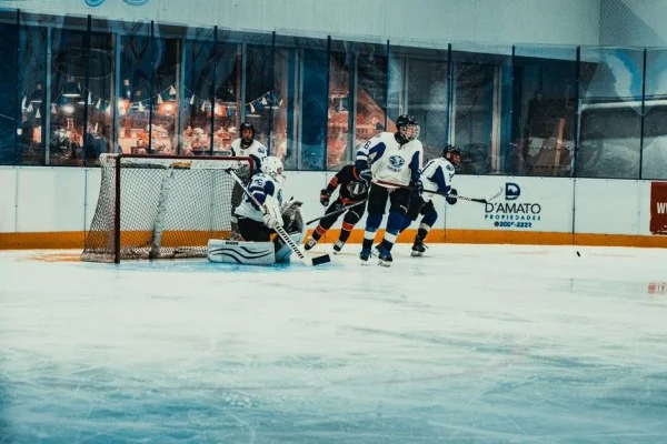NHL温尼伯喷气机训练营康纳进攻与中部赛区竞争格局解析